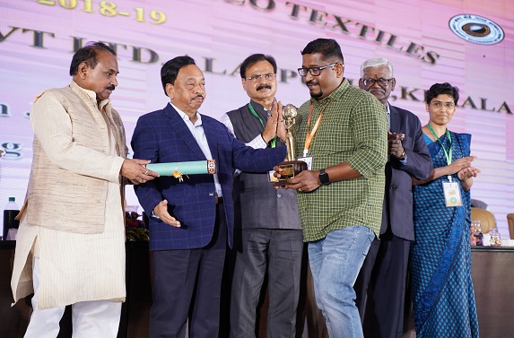Mr. Anil Kumar, Manager (Pollachi Division), getting the Award on behalf of BROS INDIA GROUP Team from Govt. of India MSME Union Minister on May 2022.
